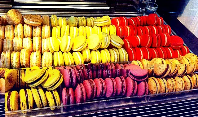 Snapdishの料理写真:Macarons @ The High Society at Marina Bay Sands|マリーSOHさん