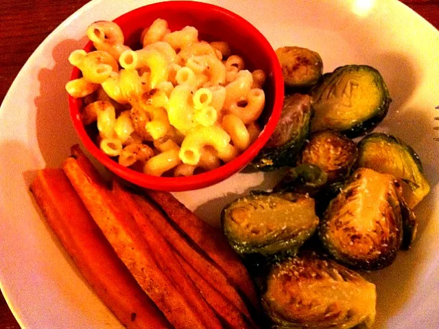 Snapdishの料理写真:gouda mac and cheese, brussel sprouts & sweet potatoe fries!|Jalon Nicholsさん