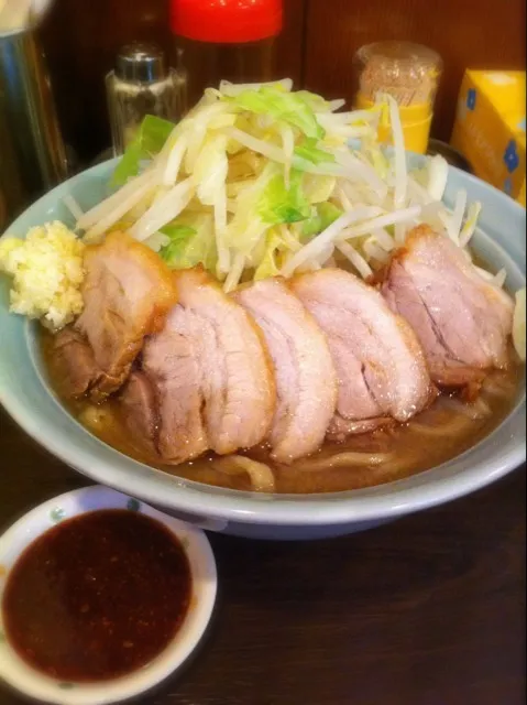 女性が作る二郎系の麺屋「あかつき」店内も味も"上品な二郎"や。|まつゆきさん