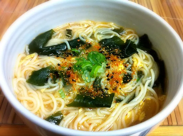 余った素麺を味噌汁にIN豆板醤でピリ辛♡|ちょこたんさん