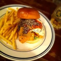 Can't get enough of this pepper x chedder burger.|John Vsさん