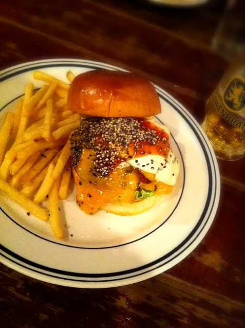 Can't get enough of this pepper x chedder burger.|John Vsさん