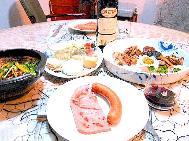 Snapdishの料理写真:2011/10/24 今日の晩ご飯、頂いたバイエリッシャー・ホーフのソーセージをメインに。ボイルド ペェルツアー、フライッシュケーゼのソテー、ロスティー、蕪と柿の生ハムロール、アボカドディップ、枝豆ディップ、なんちゃってザワークラウト、茸のバターソテー、グリーンサラダ、|buckshanさん