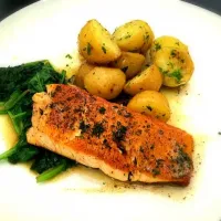 Salmon with a browned butter lemon sauce, sauteed spinach and fried potatoes|Nicole Yatesさん