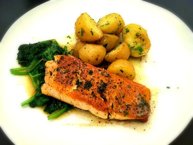 Salmon with a browned butter lemon sauce, sauteed spinach and fried potatoes|Nicole Yatesさん