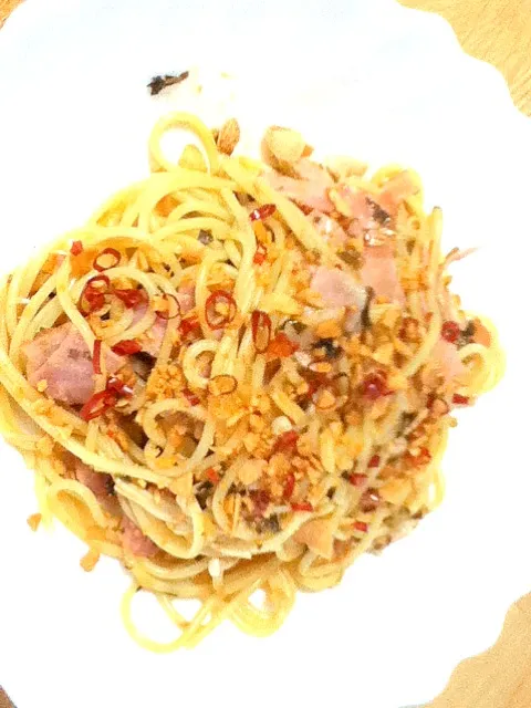 Snapdishの料理写真:Bacon&Enoki chili oil Pasta|Akyamさん