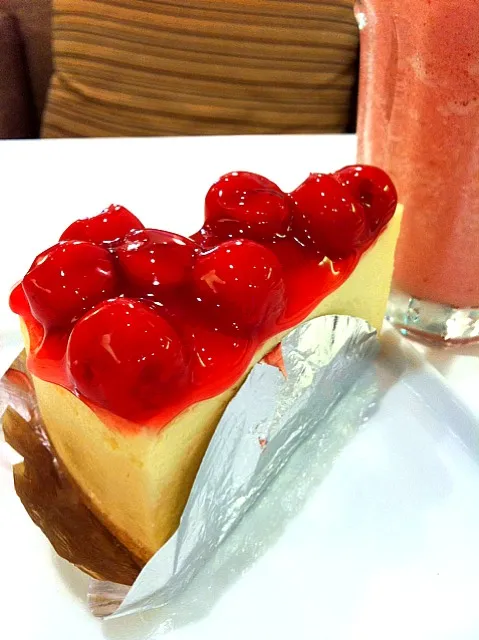 New York CheeseCake w/Strawberry smoothies|abple padaさん