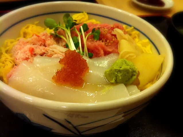 三色丼。Suicaつかえた。|hirotomoさん