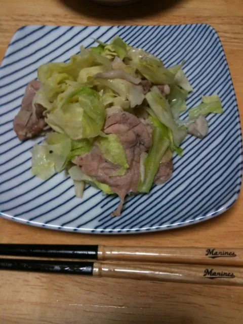 今日は豚肉とキャベツ、キノコの重ね蒸し。あと昨日のカレー|mariさん