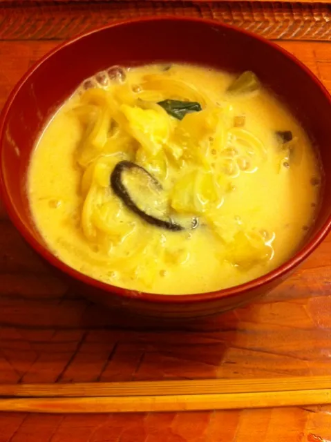 久しぶりに今夜のお味噌汁シリーズ。しいたけと白菜、そうめん、豆乳入りお味噌汁|Hitomi FURUKAWAさん