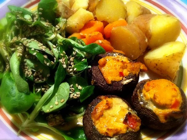 field lettuce, stuffed mushrooms, potatoes, and carrots|Gabiさん