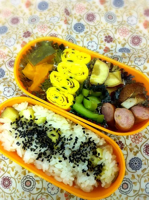 Snapdishの料理写真:本日のお弁当。サツマイモご飯にサツマイモのレモン煮（笑）|まりもさん