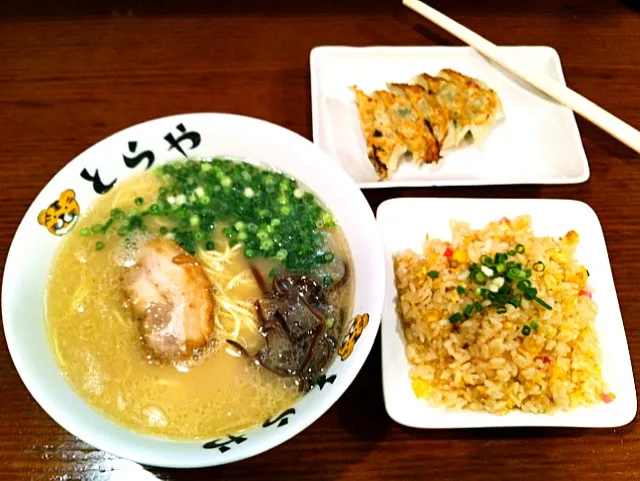 とんこつラーメン＋ミニチャーハン、餃子セット。|Yas Nakさん