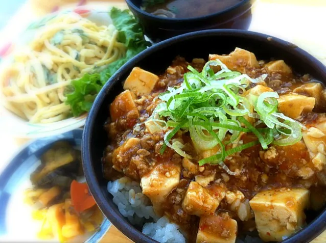 本日のランチ。麻婆丼とサラダ(450円)|JTKさん