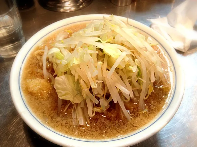 ラーメン、野菜多め、にんにく。西荻窪店よりスープ、チャーシューは丸い感じ。|a hosodaさん