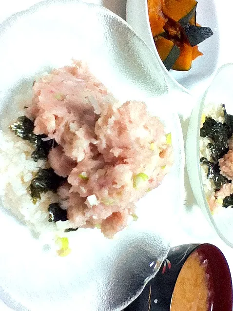 Snapdishの料理写真:ネギトロ丼 かぼちゃの煮物 大根の味噌汁|はるぼぼさん