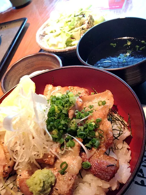 秋田桃豚の塩焼丼|みかもぐさん