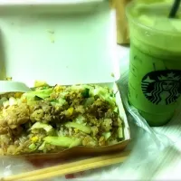 Snapdishの料理写真:中餐破表！牛排炒飯+特大杯抹茶拿鐵(^^)|huangさん