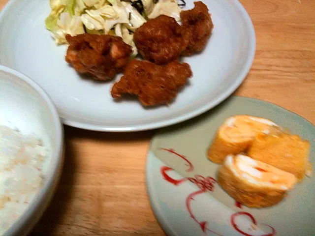 玉子焼き、きゃべつの塩昆布和え、買ってきた唐揚げ！|mariさん