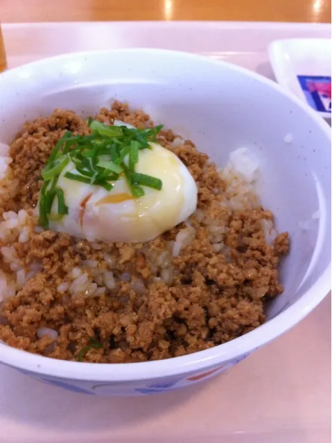 鶏そぼろ丼温玉のせで。いつもの学食にて。ひっかかるものがないので、つるっと完食。|yxxtsさん