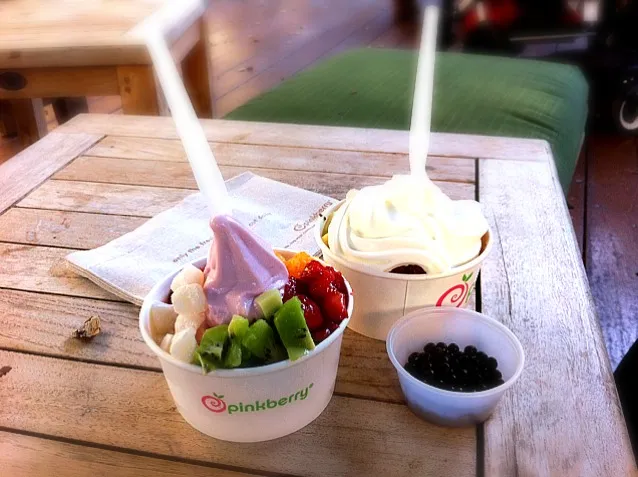 Frozen Yogurt w/ Fresh Fruit|neotwothreeさん