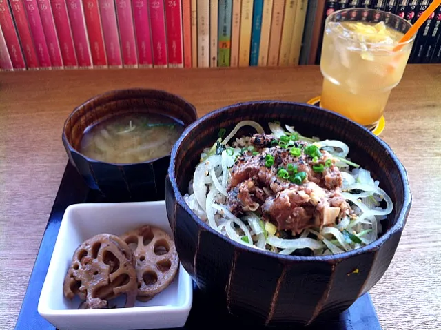 炙りブリバーグ胡麻味噌丼。カフェでまったり。|hirotomoさん