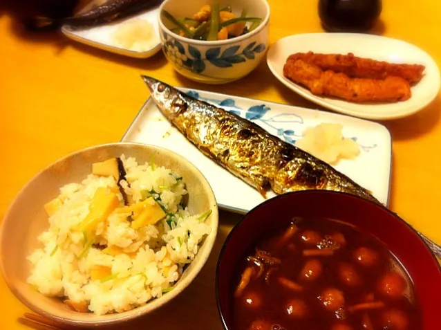 焼きさんま、小松菜と油揚げの煮物、なめこのお味噌汁、エリンギとたけのこと三つ葉の混ぜご飯。|liccaさん