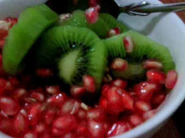 Pomegranate and Kiwi Toss|maria katrina valenciaさん