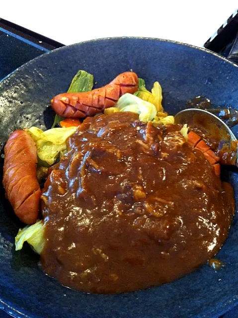 お昼はカレーが食べたかったが炭水化物はさけて蒸し野菜とソーセージ上にカレーをかけてみた|takarkiさん