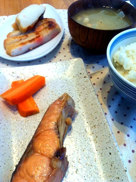 朝食  塩鮭、蒲鉾、お味噌汁、ご飯|よ〜んさん