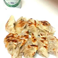 Snapdishの料理写真:超久しぶりに餃子なんて作ってしまいました(*^^*)大根おろしとオニオンスライスばかり作らされていたフードプロセッサーがうれしそうでした(^◇^;)焼き上がりがちょっと失敗…|keikoさん