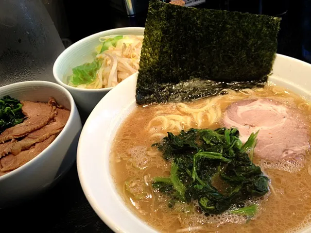 ラーメン並＋キャベもやし。新橋に家系があると聞いて。スープは家系としてはだいぶさっぱりで、くっさい家系好きとしてはやや物足りなかった。普通の人にはおすすめ。|a hosodaさん