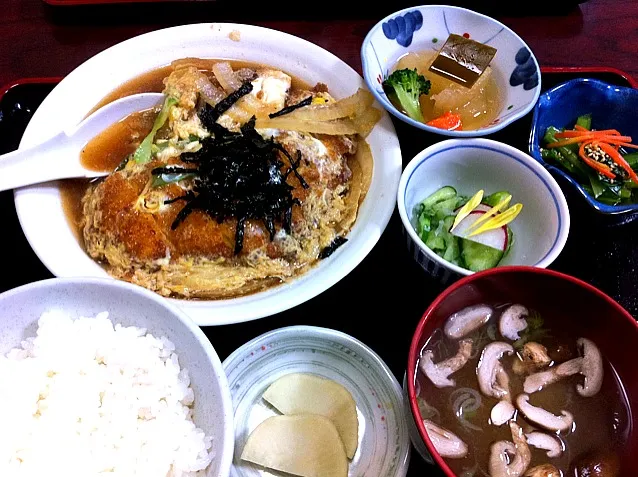 カツとじ定食で夕ご飯|Hiroyukiさん