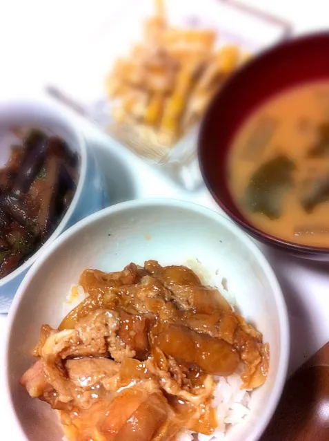 親子丼、味噌汁、茄子とピーマン味噌、さつまいもサラダ|みーちゃんさん