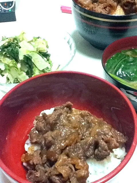 Snapdishの料理写真:玉ねぎドロドロになったった牛丼  ほうれん草味噌汁 白菜のサラダ|はるぼぼさん