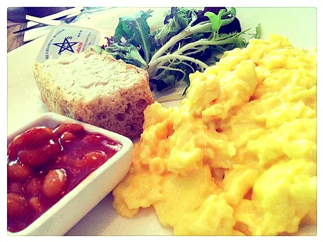 Brunch - scrambled eggs with salad, toast and beans|Tinky 🍒さん