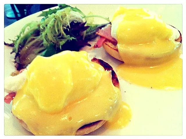 Eggs benedict with hollandaise sauce|Tinky 🍒さん