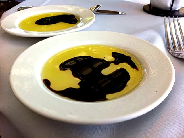 Olive oil & Balsamic Vinegar with bread|neotwothreeさん