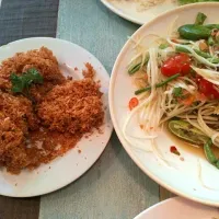 Snapdishの料理写真:ส้มตำปลาดุกฟู|Arthitayaさん