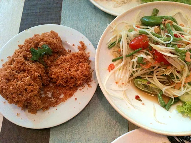 Snapdishの料理写真:ส้มตำปลาดุกฟู|Arthitayaさん