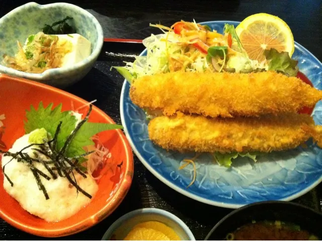 本日のBランチ つくねの串かつ、刺身山かけ、やっこ、赤だし…|大石さん