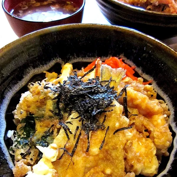 Snapdishの料理写真:昼ごはんは、The Gigantea さんの天丼を器ごとお持ち帰りで。|Keiさん