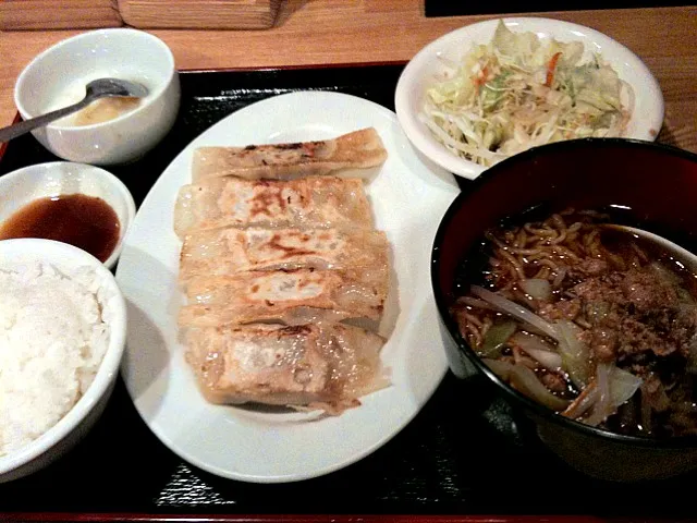 Snapdishの料理写真:餃子と台湾ラーメン|miyoさん