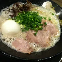 Snapdishの料理写真:味玉ラーメン(とんこつ)|yurinyaさん