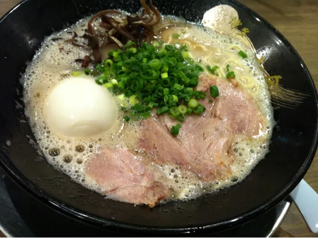 Snapdishの料理写真:味玉ラーメン(とんこつ)|yurinyaさん