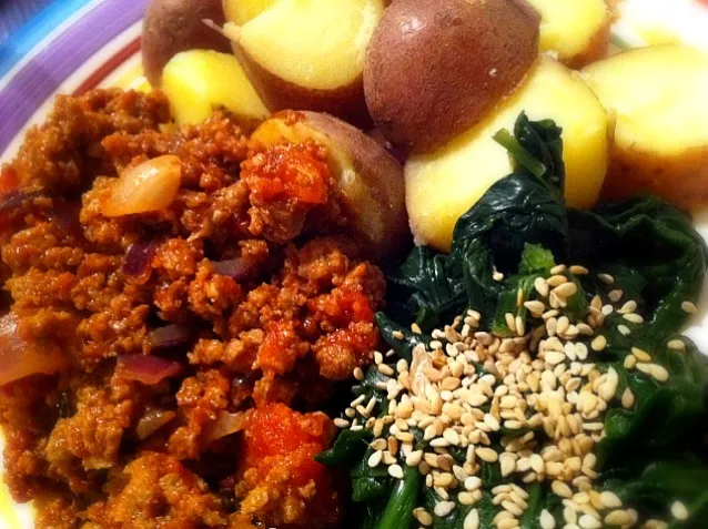 Snapdishの料理写真:tvp with tomato sauce, spinach, potatoes|Gabiさん