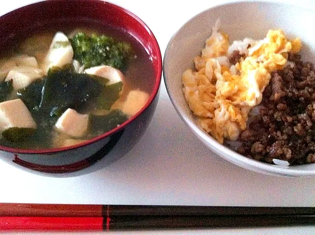 鶏そぼろ2色丼＆タラのみそ汁|田村さん