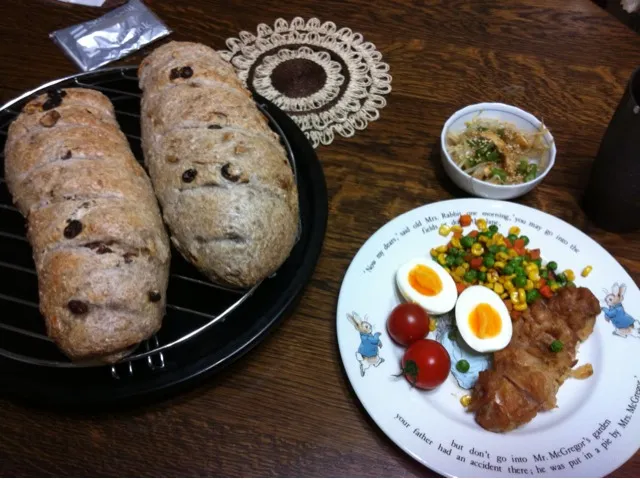 チキンの照り焼きと自家製パン|大山ゆいこさん