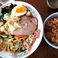 Snapdishの料理写真:ラーメンとガーリックライス|にんにく醤油さん