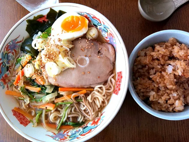 Snapdishの料理写真:ラーメンとガーリックライス|にんにく醤油さん